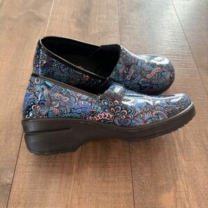 Easy Street‎ Women's Clogs Size 11W Blue Pink Paisley Slip Resistant Shoes Comfy
